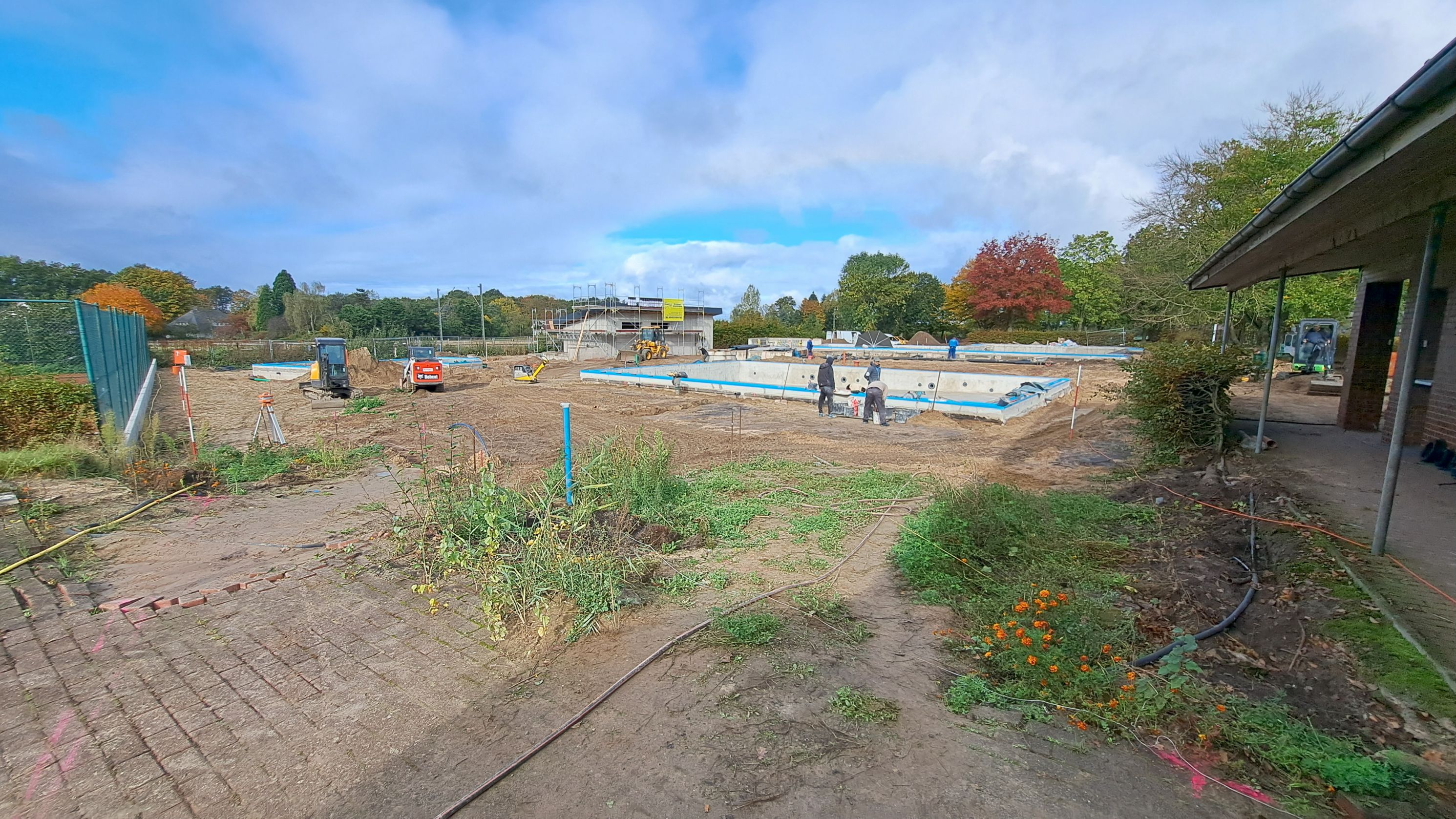 Blick auf die Baustelle - im vorderen Bereich entsteht eine neue Sitzfläche Blick auf die Baustelle - im vorderen Bereich entsteht eine neue Sitzfläche