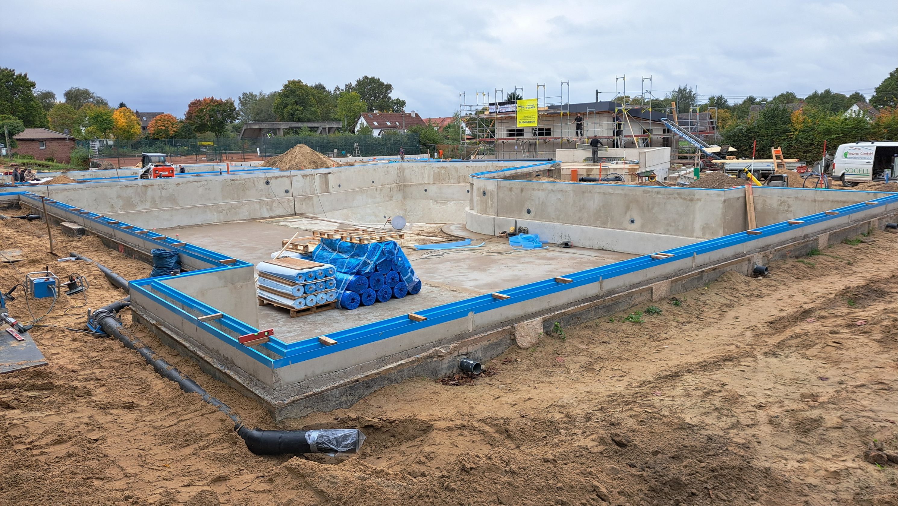 Die Wände im Mehrzweckbecken wurden gespachtelt Die Wände im Mehrzweckbecken wurden gespachtelt